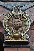 Man sieht viele kleine Schmuckstücke an den Gebäuden, wie dieses Wappen von Sri Lanka.