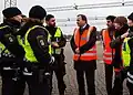 Einige Mitglieder der schwedischen Regierung besucht Zollbeamte.