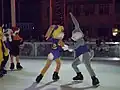 Bugs Bunny und seine Freundin Lola in der Weihnachtszeit auf Schlittschuhen.