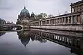 Spree in Berlin, bei der Museumsinsel. Hinten steht der Berliner Dom.
