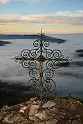 Ein kunstvoll geschmiedetes Kreuz aus Eisen