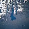 Der obere Teil des Sees liegt in den Alpen, der untere Teil in der Po-Ebene.