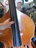 Ein besonderer Kontrabass mit fünf Saiten