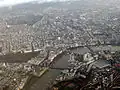Das London Eye dreht sich seit dem Jahr 2000 in London. Eine Umdrehung dauert eine halbe Stunde und das Rad ist 135 Meter hoch.