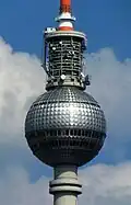 Manchmal steht die Sonne so, dass man ein helles Kreuz auf der Turmkugel sieht.