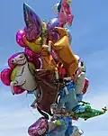 Diese Ballons sind mit Helium gefüllt und steigen auf.