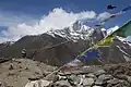 Buddhisten in Nepal schreiben Gebete auf Gebetsfahnen, damit der Himmel sie so erfährt.