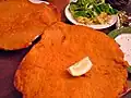 Ein Wiener Schnitzel ist oft so groß wie der ganze Teller.