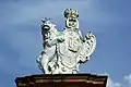Auf Schloss Seehof bei Bamberg: Die Statue zeigt das Wappen von katholischen Bischöfen.