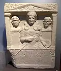 Auf seinem Grabstein sieht man den römischen Offizier Marcus Caelius mit seinen Ehrenorden.