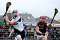 Ein Nationalsport ist Hurling, das man mit Schlägern und einem Ball spielt.