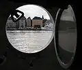Kleine runde Fenster bei Schiffen nennt man Bullaugen.