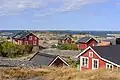 Typisch rote Häuser auf der Insel Huvudskär. Früher in Schweden sollte diese Farbe die Häuser edler aussehen lassen.