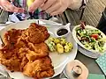 Wiener Schnitzel mit Beilagen in einem Café in Wien