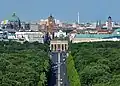 Das Tor von der Siegessäule im Tiergarten aus gesehen