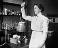 Alice C. Evans war eine Chemikerin, die geforscht hat, wie man Milch frei von schädlichen Dingen hält.