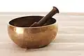 Eine Klangschale mit Klöppel