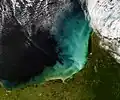 Vor der Küste von Nordamerika: Das Helle im Wasser ist Sediment.