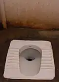Auf dieser Toilette kauert man und kann sich so nicht schmutzig machen.