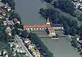 Ein Wasserkraftwerk an der Aare. Im Haus quer über den Fluss befinden sich die Turbinen und Generatoren.