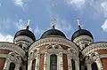 Kuppeln von außen: Die Alexander-Nevski-Kathedrale in der Stadt Tallinn in Estland
