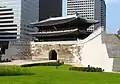 Dieses Denkmal ist ein altes Stadttor von Seoul. Es heißt Großes Südtor.
