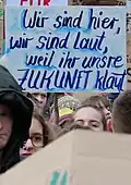 Mit diesem Plakat wollen die Jugendlichen die Politiker auffordern mehr für Klimaschutz zu unternehmen.