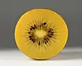 Eine sogenannte Goldene Kiwi, aufgeschnitten