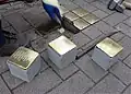 Einige Stolpersteine sind schon eingebaut, andere stehen noch bereit.