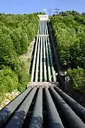 Bei einem Speicherkraftwerk schießt das Wasser mehrere hundert Meter tief auf die Turbinen.