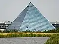 Das moderne „Hotel Pyramide“ liegt am Main-Donau-Kanal.