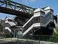 Bahnhof Völklinger Straße: Mit diesen Treppen kommt man nach oben zum Einstieg.
