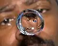 Astronaut Leland D. Melvin im Space Shuttle mit Wasserkugel