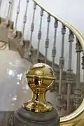 Die Verzierung auf diesem Treppengeländer sieht aus wie aus Gold.