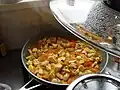 Jasha Maroo ist ein traditionelles Gericht mit Hühnerfleisch und Tomaten