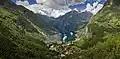 Ein Blick auf den Ort Geiranger und den Fjord mit gleichem Namen: Vor dem Ort sind Kreuzfahrtschiffe zu sehen.
