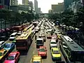Viele Autos abends im Verkehr
