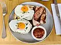 Typisches Frühstück: Schinken und Spiegelei auf Toast