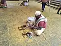 Ein hinduistischer Priester in einem Tempel in Indien