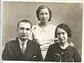 Viele Menschen zeigen sich stolz auf einem Foto mit den Eltern. Hier sieht man Marina Solvina im Jahr 1934, als sie anfing, Medizin zu studieren.