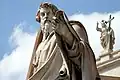 Vor dem Dom steht eine Statue des Apostels Paulus.