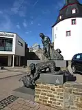 In Simmern steht dieses Denkmal, das die Bande zeigt, wie sie Schweine stiehlt.