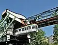 Diese Bahn fährt gerade in den Bahnhof Werther Brücke.