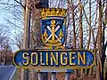 Das Wappen von Solingen markiert hier die Stadtgrenze.