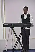 Ein Keyboard-Spieler: Bei Konzerten liegt das Gerät oft auf so einem Ständer.