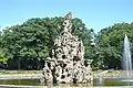 Der Hugenottenbrunnen in Erlangen in Bayern. Er erinnert an den neuen Stadtteil für die Hugenotten.