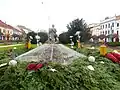 Um einen Brunnen in Tschechien: ein riesiger Adventskranz.