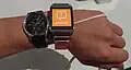 Eine Analog-Uhr neben einer Computer-Uhr, einer Smartwatch