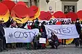 Eine Demonstration in Polen: Man zeigt böse Emoticons.