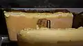 Unter der Hitze schmilzt der Käse.